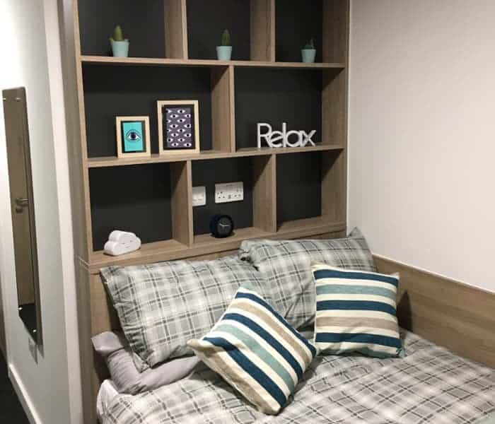 student flats southampton - show flat with the bed